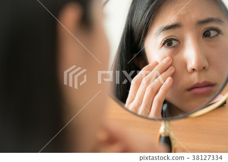 A young woman suffering from skin problems 38127334