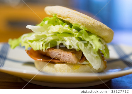 Cheese pork burger 38127712