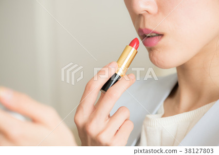 嘴唇的年輕女子繪畫口紅 38127803