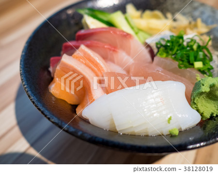 生魚片蓋飯 38128019