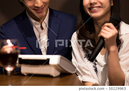 青年男女（卡拉OK） 38129963