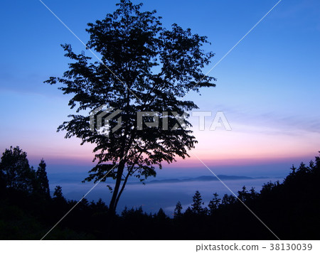 Takatani mountain and sea of clouds and silhouette 38130039