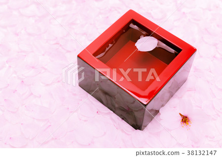 清酒和櫻花花瓣 清酒和櫻花花瓣 38132147