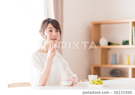 Young lady (breakfast) Young lady (breakfast) 38133300