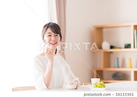 年輕的女士（早餐） 38133301