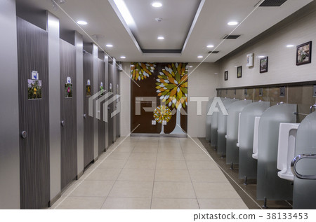 restroom 38133453