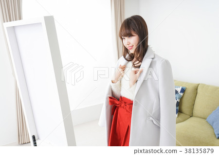 Women who are fashionable Women who are fashionable 38135879