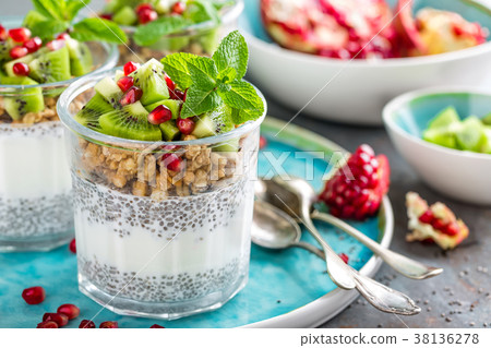 Layered chia pudding parfait with kiwi fruit 38136278