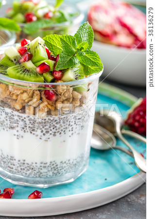 Layered chia pudding parfait with kiwi fruit 38136279