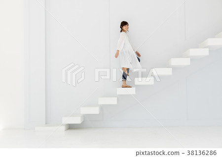 上樓梯的中間女人 38136286