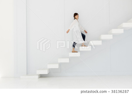 上樓梯的中間女人 38136287
