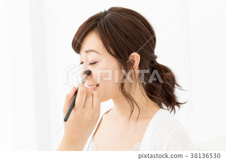 Middle woman getting makeup 38136530