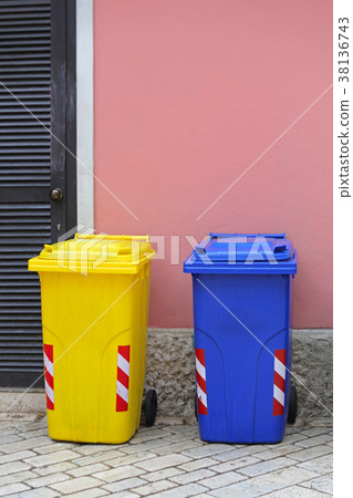 Recycling Trash Bins 38136743