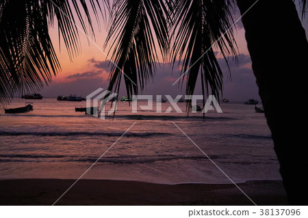 Sunset on the ocean, 38137096