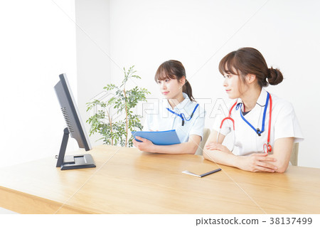 Doctor and nurse giving a briefing 38137499