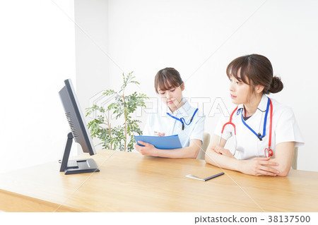 Doctor and nurse giving a briefing 38137500