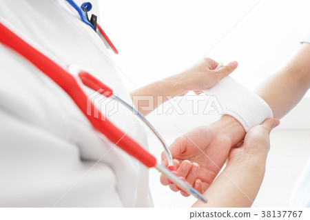 醫生治療損傷 醫生治療損傷 38137767