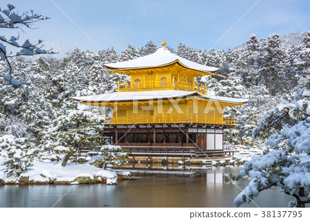 金閣寺的雪化妝 照片素材 圖片 圖庫