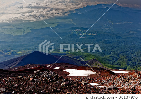 高山和Mt. Atago從富士山和御殿場山徑看到 高山和Mt. Atago從富士山和御殿場山徑看到 38137970