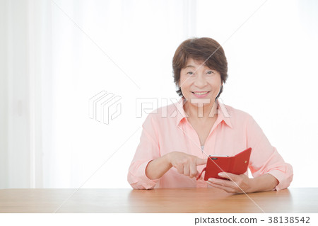 高級女人使用智能手機女人做互聯網 38138542