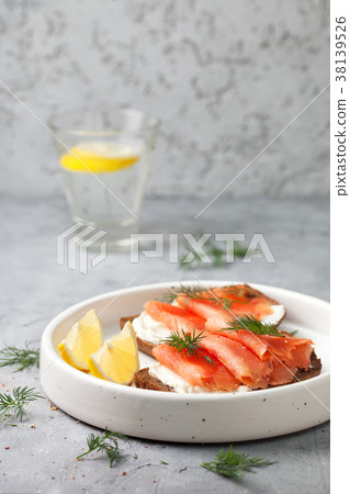 sandwich with salmon 38139526