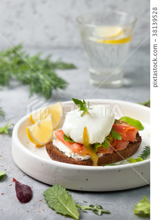 sandwich with salmon and egg 38139528
