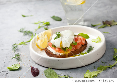 sandwich with salmon and egg 38139529