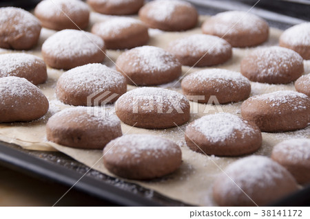 Gingerbread on a baking sheet 38141172