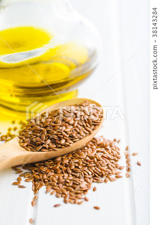 Healthy brown linseeds. 38143284