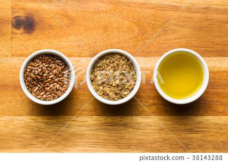 Healthy brown linseeds. 38143288