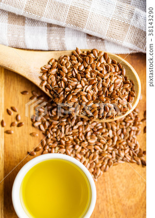 Healthy brown linseeds. 38143290