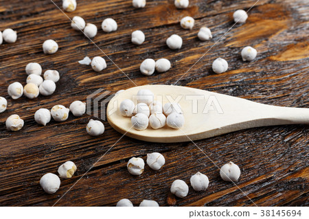 raw chickpeas in a spoon 38145694