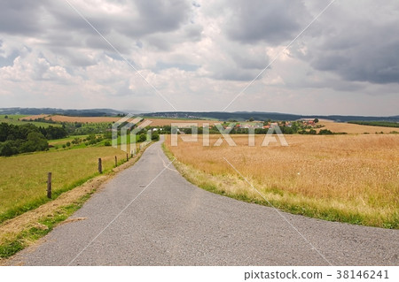 Road through farmlands 38146241