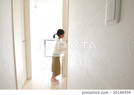 Girl opening the door 38146494