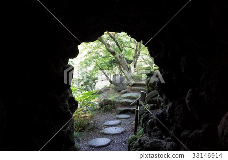 A beautiful Japanese garden seen from a cave 38146914
