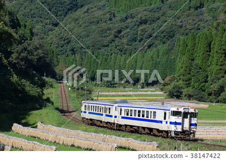 A diesel car going to the countryside of the Hijiri Line 38147422