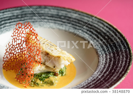 zander with spinach 38148870