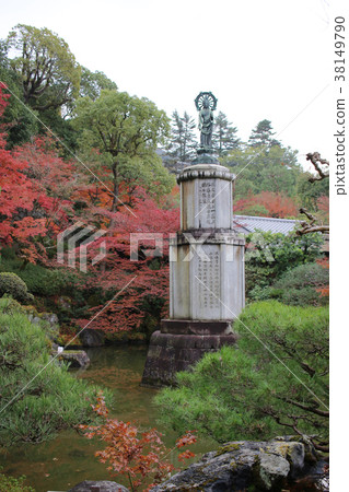 Zen Garden with Pond, Rocks, Gravel and Moss 38149790