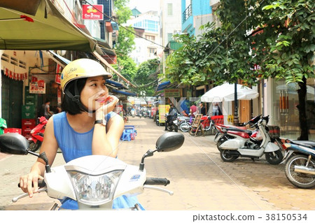 Vietnamese hanoi bike woman Vietnamese hanoi bike woman 38150534