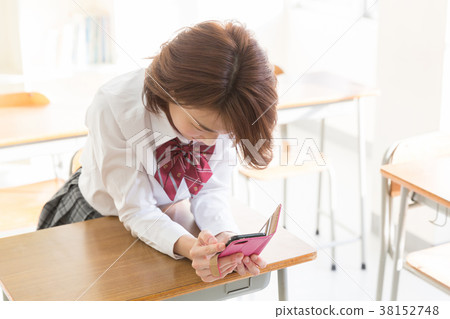 Student smartphone think Student smartphone think 38152748