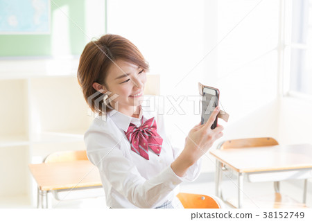 Student smartphone Student smartphone 38152749