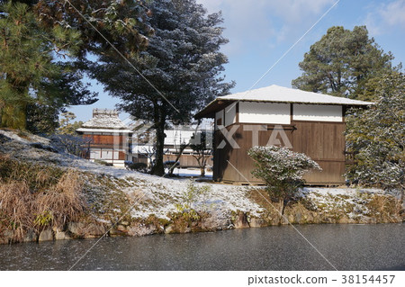Japanese-style garden "Sougen paradise" in Tsuyama city, Okayama prefecture: Snow scenery (see the meeting place in front of the refreshing garden) Japanese-style garden "Sougen paradise" in Tsuyama city, Okayama prefecture: Snow scenery (see the meeting place in front of the refreshing garden) 38154457