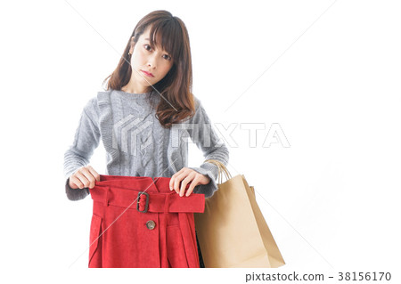 Women buying clothes 38156170