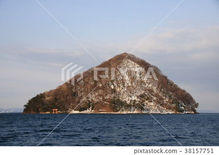 The "Yunoshima Island" is located off the Asamushi Onsen area and is said to be a symbol of the Asamushi Onsen. 38157751