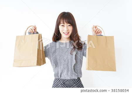 Young woman doing shopping 38158034