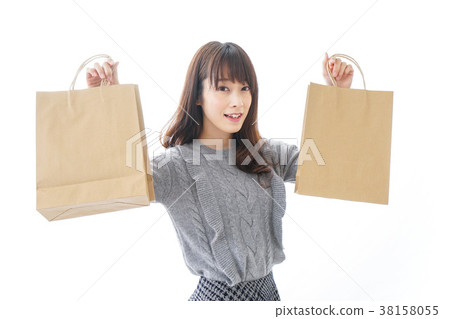 Young woman doing shopping 38158055