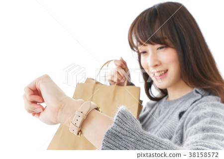 一個年輕女人購物 一個年輕女人購物 38158572