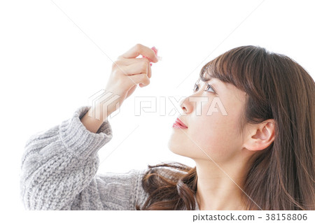 女人把滴眼液 38158806