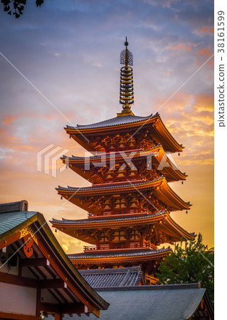 Pagoda at sunset in Senso-ji temple, Tokyo, Japan 38161599