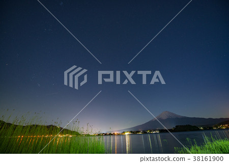 Night view of Mt. Fuji, Lake Kawaguchi Oishi Park (Yamanashi Prefecture) Night view of Mt. Fuji, Lake Kawaguchi Oishi Park (Yamanashi Prefecture) 38161900